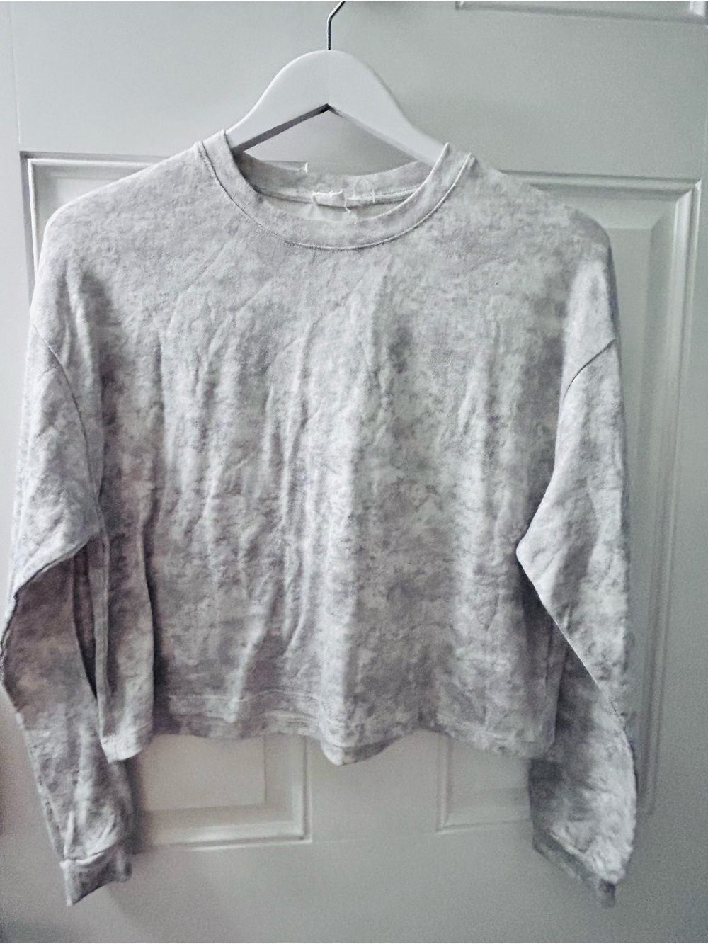 Le Lis Light Gray Washed Crewneck Cropped Sweatshirt